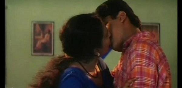  Hot Romantic Kiss Scenes